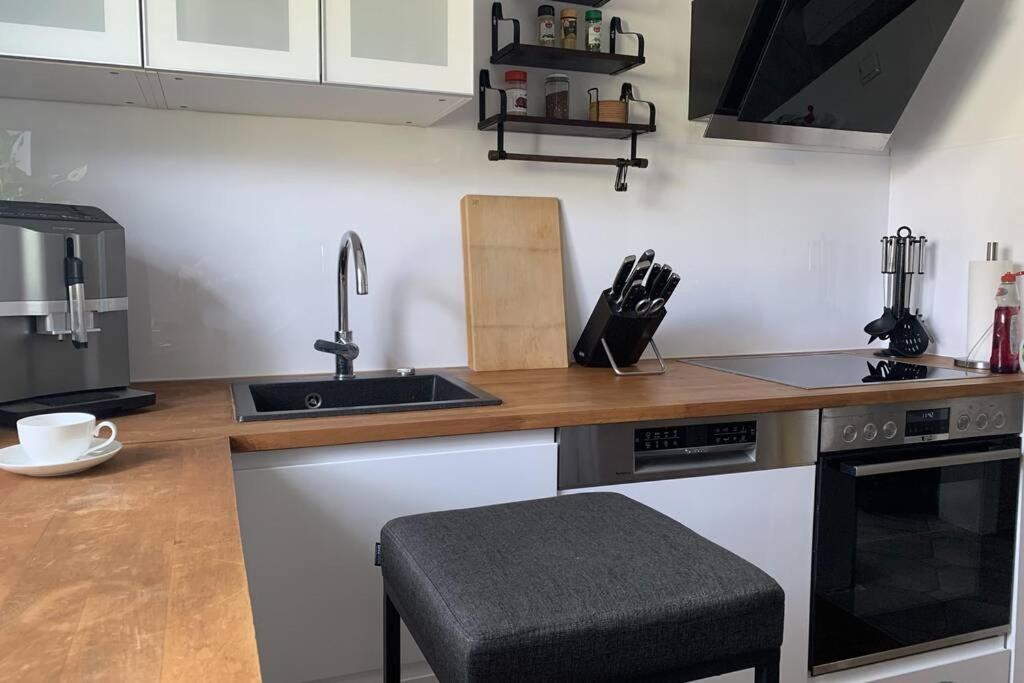 Gemuetliche 3 Zimmer Wohnung Mit Grosszuegiger Terrasse Im Gruenen Reutlingen Kültér fotó