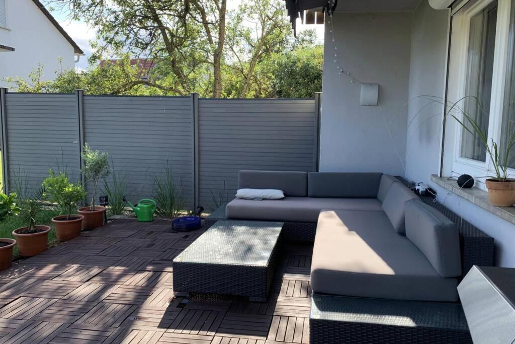 Gemuetliche 3 Zimmer Wohnung Mit Grosszuegiger Terrasse Im Gruenen Reutlingen Kültér fotó